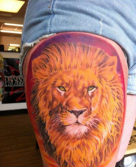 大腿上的金色狮子头纹身图案