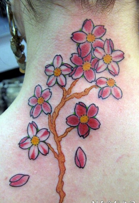 后背上的樱花纹身图案