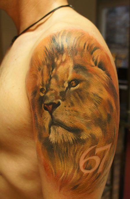 大臂上的狮子纹身图案