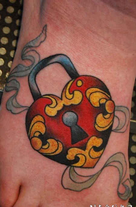 脚面上的锁纹身图案