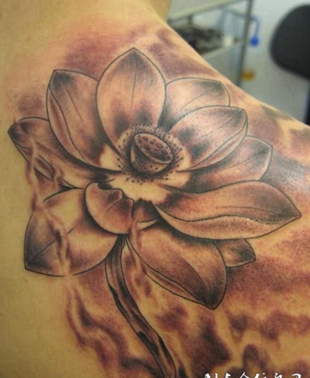 肩膀上的莲花纹身图案