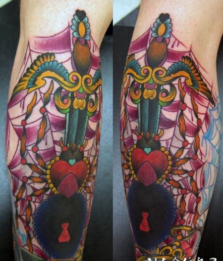 蜘蛛网上的匕首纹身图案