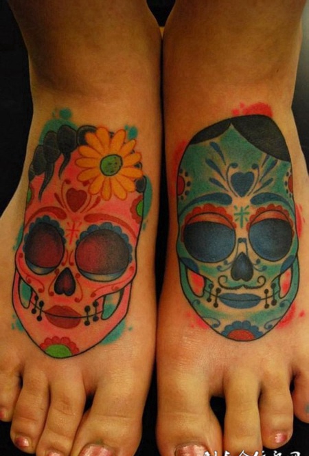 脚面上的花面骷髅纹身图案