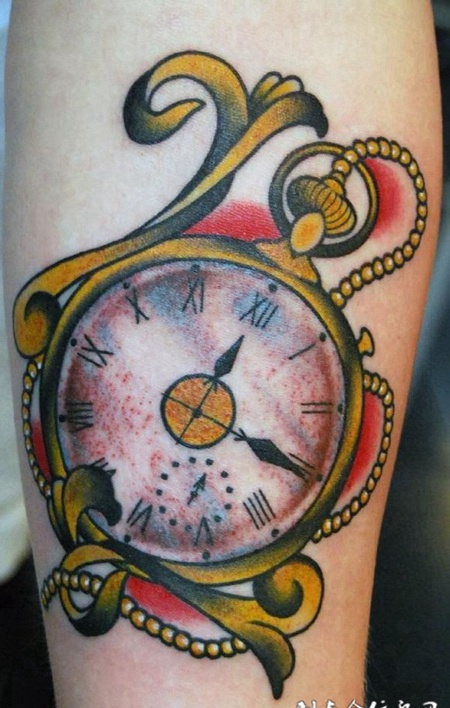 小腿上的黄金时钟纹身图案