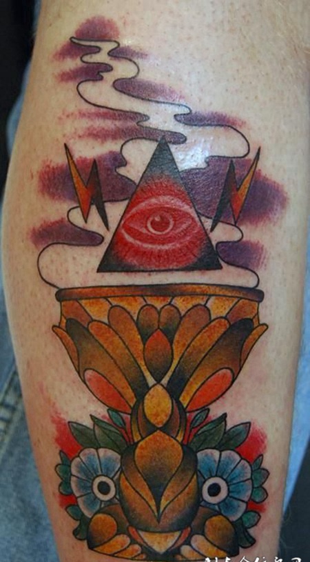 小臂上的猫头鹰烛台纹身图案