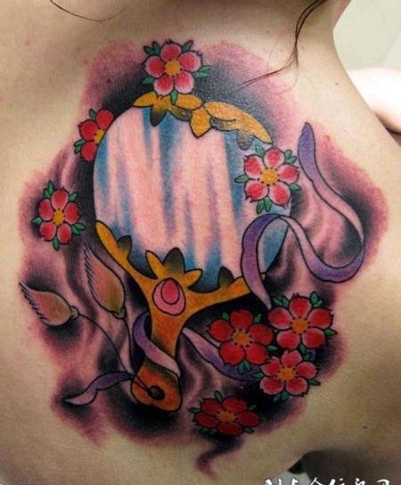 背部镜子花朵纹身图案