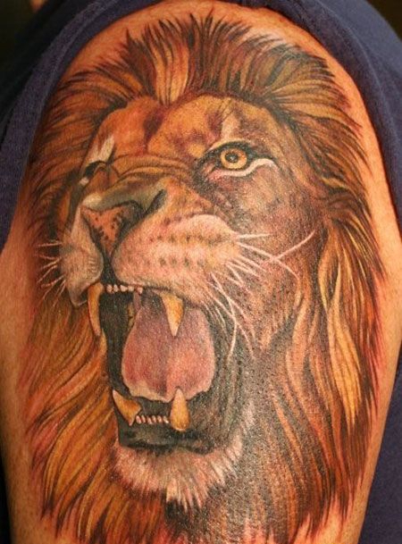 大臂凶猛的狮子纹身图案