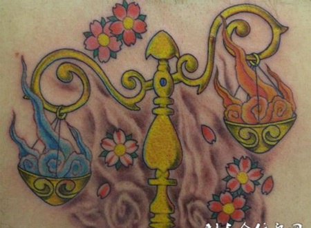 背部天平纹身图案