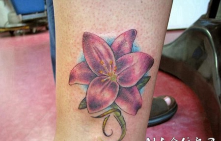 小腿百合纹身图案