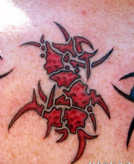 背部抽象图腾纹身图案