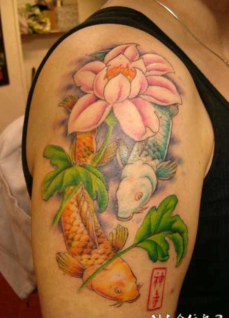 大臂鲤鱼莲花纹身图案