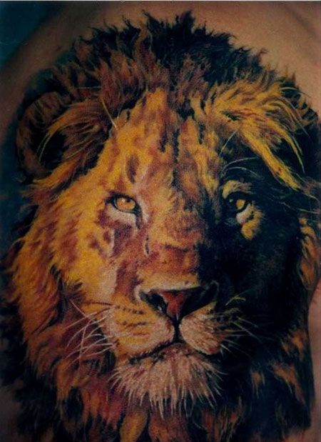 大臂金色狮子纹身图案