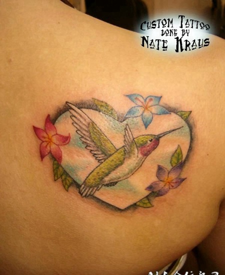后背上心中的小鸟纹身图案