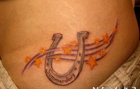 腰侧马蹄铁星星纹身图案