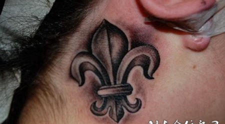 耳后的克罗心纹身图案