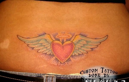 后腰上长翅膀的心纹身图案