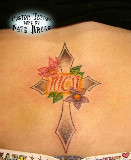 后腰上的十字架纹身图案