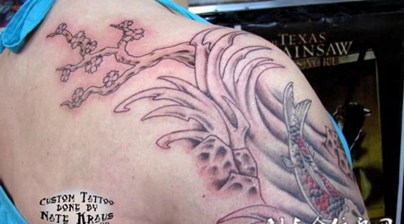 大臂浪花鲤鱼纹身图案