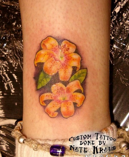 小腿上的百合花纹身图案