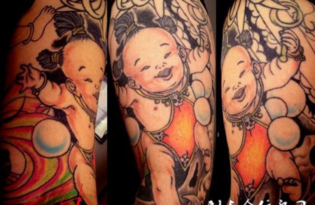 大臂上的胖娃娃纹身图案
