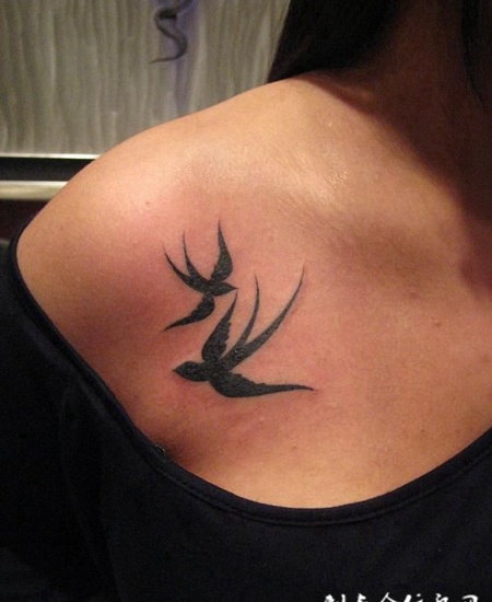 肩膀上的燕子图腾纹身图案