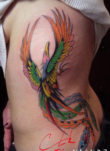 腰侧多彩凤凰纹身图案