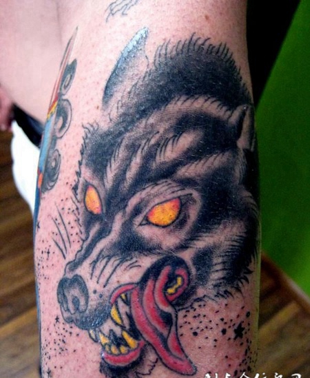 小臂金眼狼头纹身图案