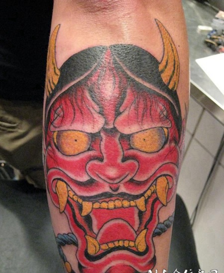 小腿上的红面般若纹身图案