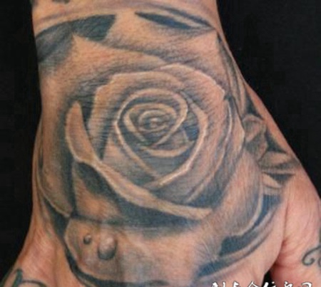 手背上的玫瑰花纹身图案