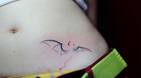 侧腰简约的蝙蝠纹身图案