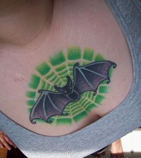 胸部性感蝙蝠纹身图案