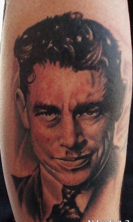 大臂上的人物肖像纹身图案