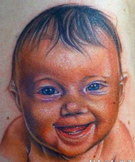 大臂笑面娃娃纹身图案