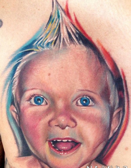 腰侧的蓝眼睛娃娃纹身图案