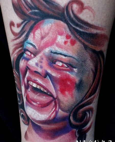 小腿上的红眼恶魔纹身图案