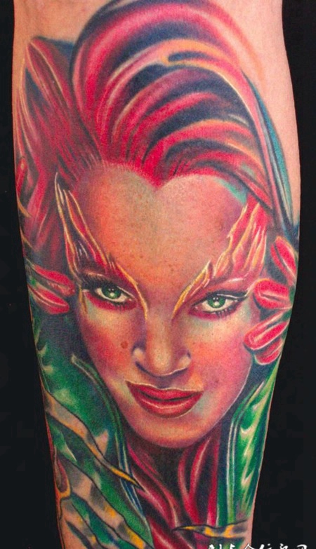 小臂上的红发美女恶魔纹身图案
