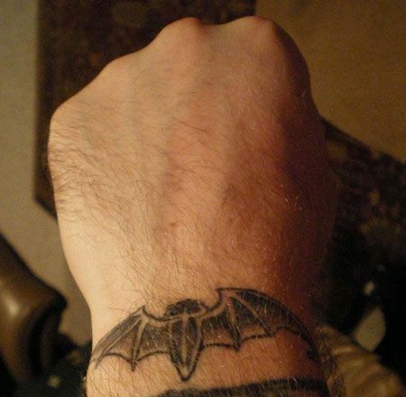 手腕上的蝙蝠纹身图案