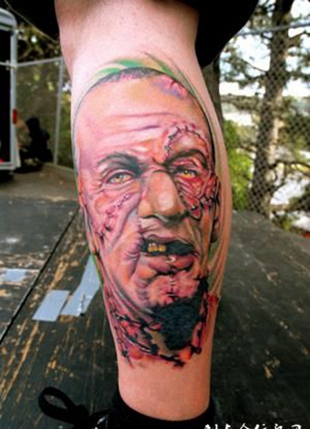 小腿上面容溃烂的老人纹身图案
