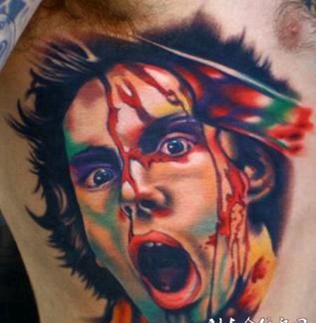 胸前插着刀子的头颅纹身图案