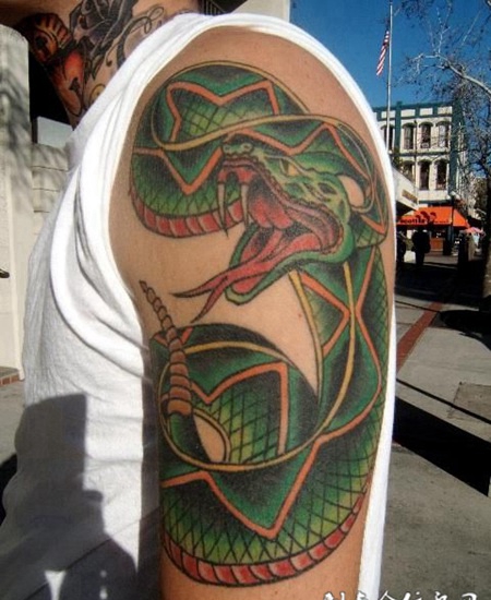 大臂上的绿色毒蛇的纹身图案