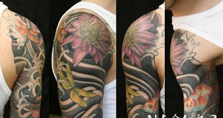 大臂上浪花上的莲花纹身图案