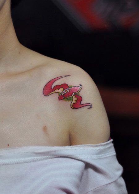 肩部红色蝙蝠纹身图案