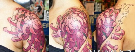 肩膀上的紫色菊花纹身图案