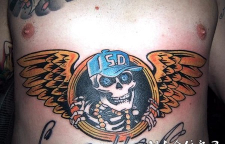 腹部长着翅膀的骷髅纹身图案