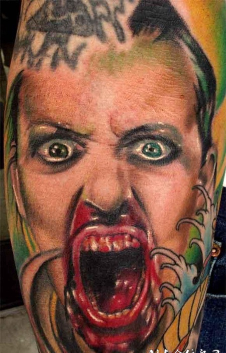 小腿上长着血盆大口的恶魔纹身图案