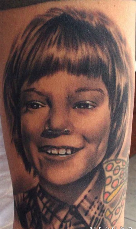 大臂笑面美女纹身图案