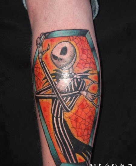 小臂上的瓶中外星人纹身图案