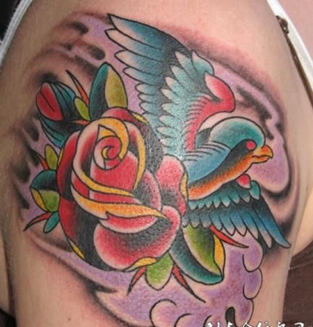 大臂玫瑰鸽子纹身图案