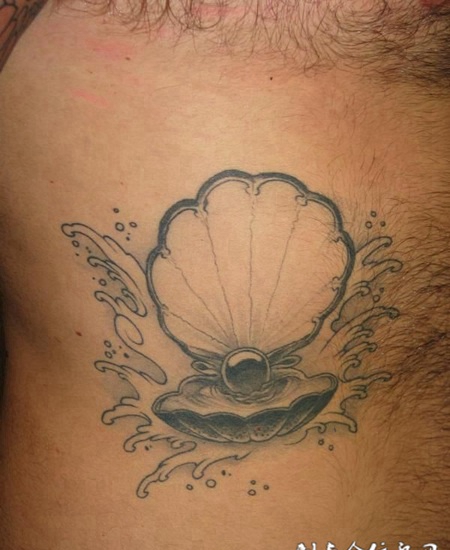腰侧的珍珠蚌壳纹身图案