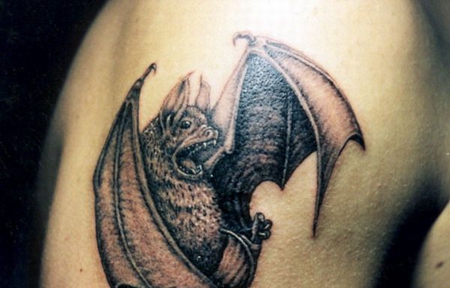 大臂上叫嚣的蝙蝠纹身图案